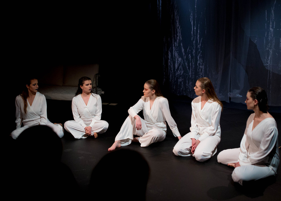 Bilde av stykket Vaginamonologene som viser fire hvitkledde jenter som snakker.